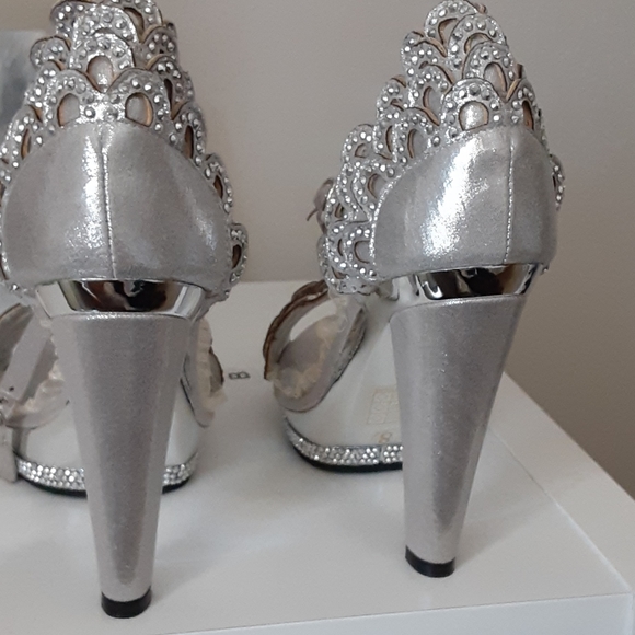 Heels - Picture 5 of 5